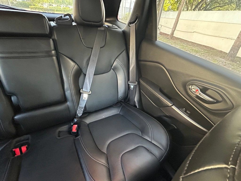 Used 2019 Jeep Cherokee Limited FWD image 15