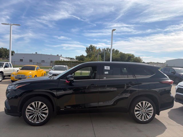 Used 2024 Toyota Highlander Limited AWD/4WD image 4
