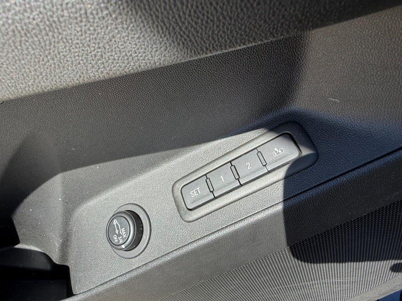 Used 2023 Chevrolet Equinox Premier FWD image 19