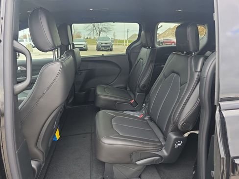 New 2026 Chrysler Pacifica Select image 9