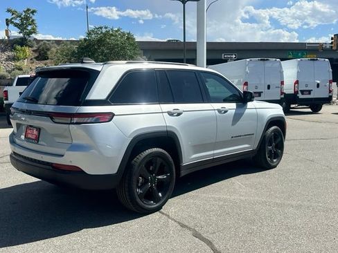 Certified 2023 Jeep Grand Cherokee Altitude AWD/4WD image 8