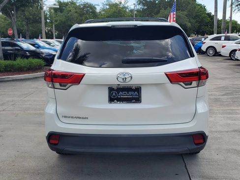 Used 2019 Toyota Highlander LE FWD image 6