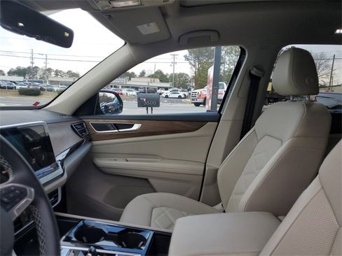 Certified 2025 Volkswagen Atlas SE image 17