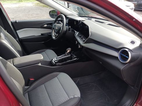 Used 2025 Chevrolet Trax LT w/ LT Convenience Package FWD image 8