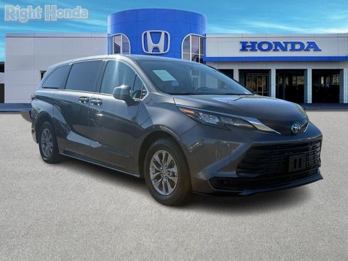 Used 2025 Toyota Sienna LE image 10