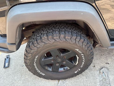 Used 2012 Jeep Wrangler Unlimited Rubicon image 25