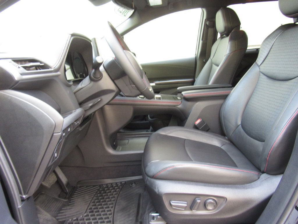 Used 2025 Toyota Sienna XSE AWD/4WD image 11