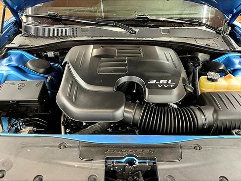Used 2019 Dodge Charger SXT w/ Blacktop Package RWD image 9