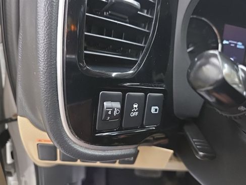 Used 2018 Mitsubishi Outlander SEL image 33