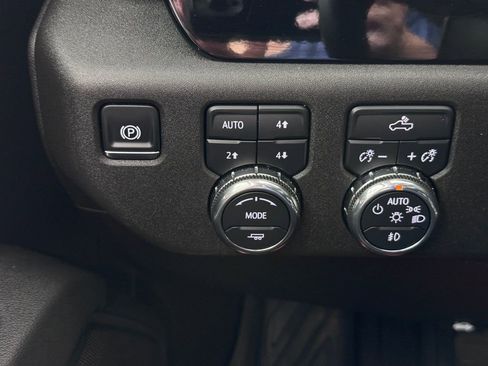 Used 2025 GMC Sierra 2500 SLE w/ SLE Value Package; AWD/4WD image 26
