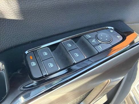 Used 2024 Nissan Pathfinder Platinum FWD image 12