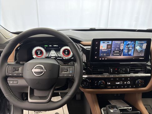 Used 2026 Nissan Pathfinder Platinum image 8