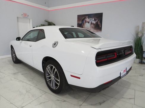 Used 2019 Dodge Challenger SXT image 5