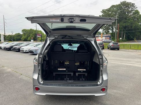 Used 2018 Toyota Sienna SE Premium w/ Carpet Mat Package FWD image 35