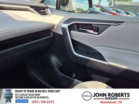 Used 2022 Toyota RAV4 XLE Premium image 9
