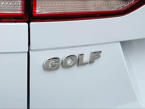 Used 2019 Volkswagen Golf SE image 8