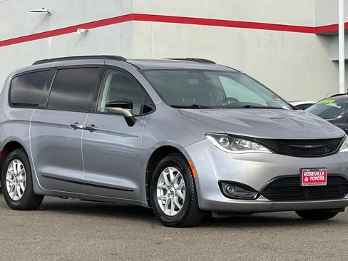 Used 2020 Chrysler Pacifica Limited image 5