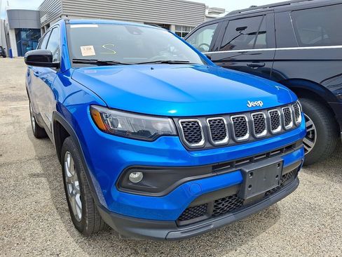 Used 2023 Jeep Compass Latitude AWD/4WD image 3