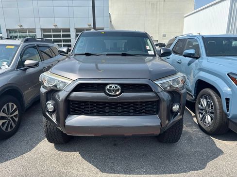 Used 2018 Toyota 4Runner SR5 AWD/4WD image 2