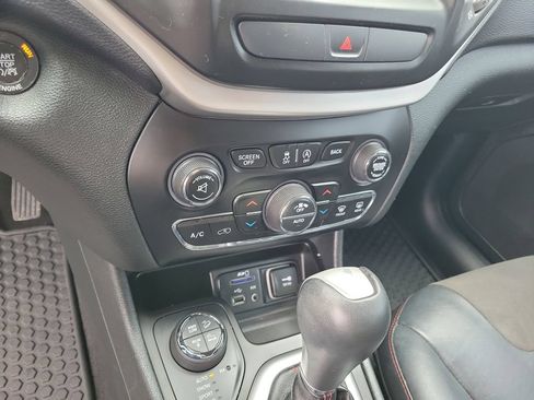 Used 2016 Jeep Cherokee Trailhawk w/ Comfort/Convenience Group AWD/4WD image 25