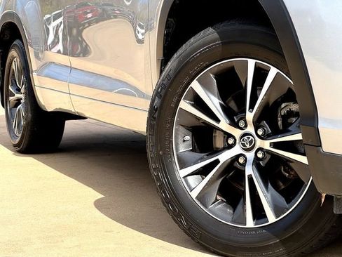 Used 2018 Toyota Highlander LE image 6