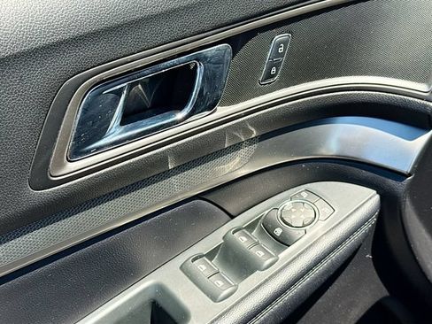Used 2018 Ford Explorer XLT AWD/4WD image 24