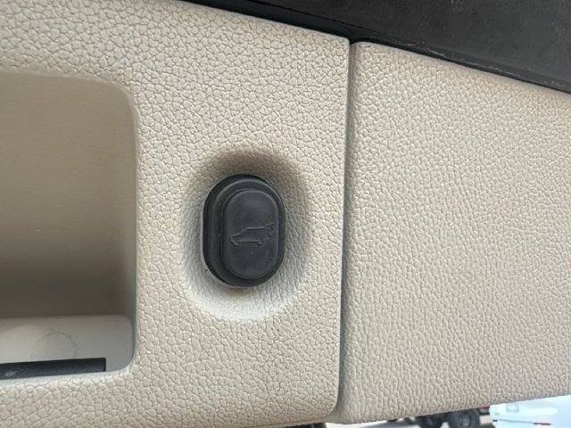 Used 2018 Cadillac Escalade ESV Luxury AWD/4WD image 12