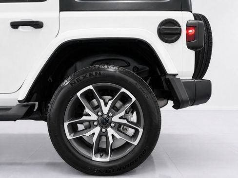 Used 2024 Jeep Wrangler Unlimited w/ Convenience Group AWD/4WD image 10