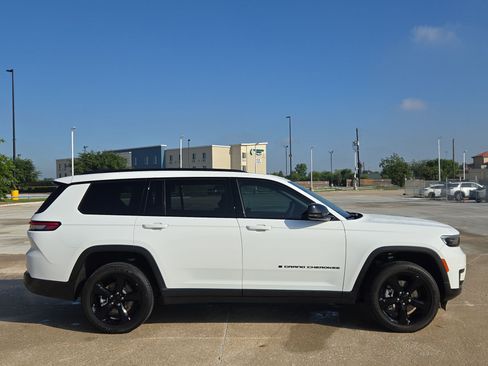 Used 2025 Jeep Grand Cherokee L Altitude RWD image 2