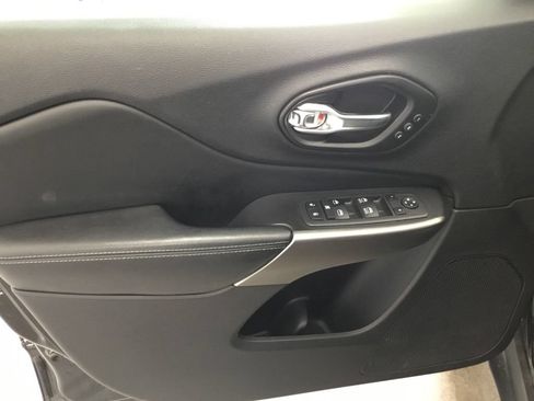Used 2019 Jeep Cherokee Limited AWD/4WD image 8