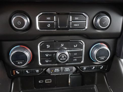 Used 2023 Chevrolet Suburban Premier w/ Premium Package AWD/4WD image 28