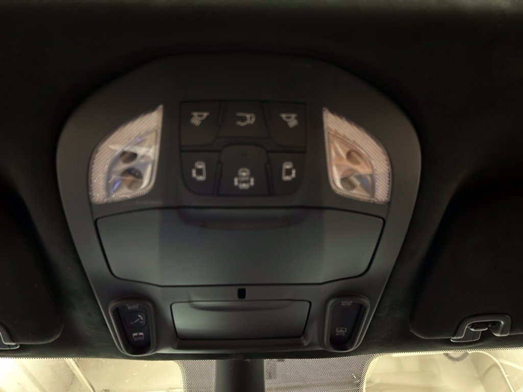 Used 2025 Chrysler Pacifica Pinnacle FWD image 27