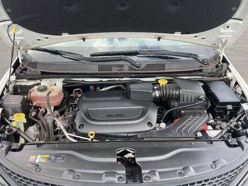 Used 2022 Chrysler Voyager LX image 17