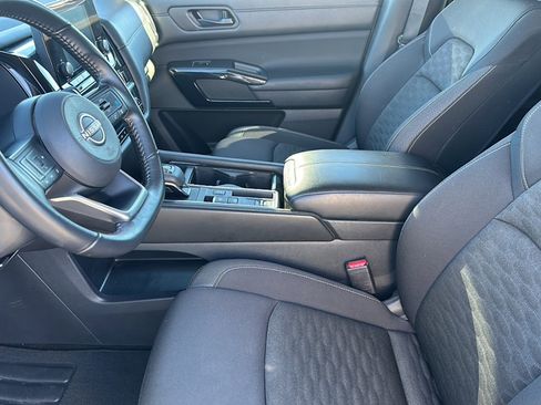 Used 2025 Nissan Pathfinder SV image 13