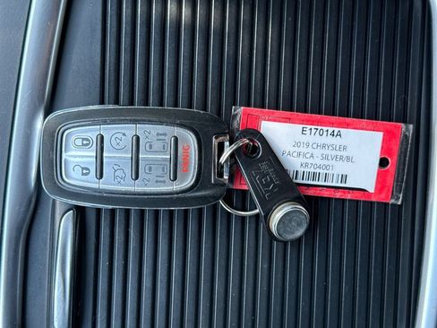 Used 2019 Chrysler Pacifica Touring-L Plus w/ Advanced Safetytec Group FWD image 4