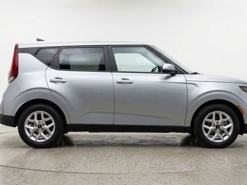 Used 2025 Kia Soul LX w/ LX Technology Package FWD image 9