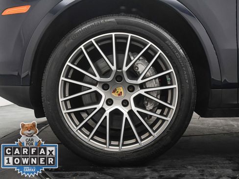 Used 2023 Porsche Cayenne Platinum Edition image 31