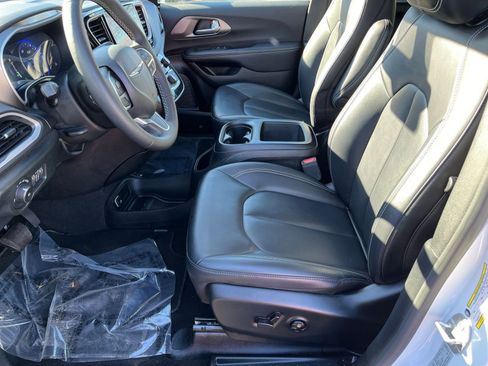 Used 2025 Chrysler Pacifica Select image 24