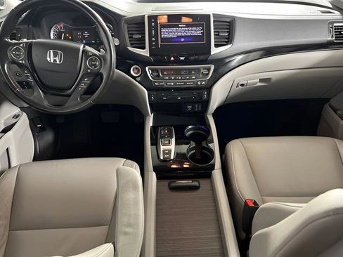 Used 2018 Honda Pilot Touring image 2