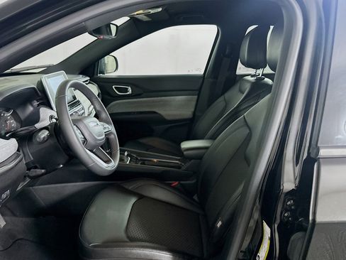 Used 2025 Jeep Compass Latitude image 13