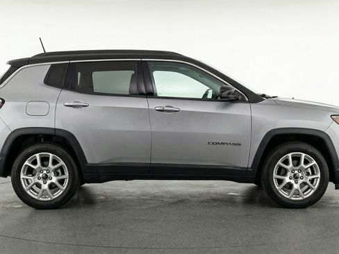 Used 2025 Jeep Compass Limited image 11