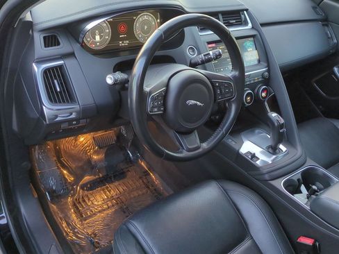 Used 2018 Jaguar E-PACE SE image 9