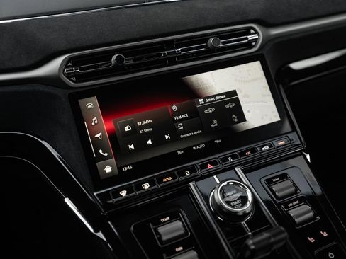 Used 2025 Aston Martin V8 Vantage Coupe image 10