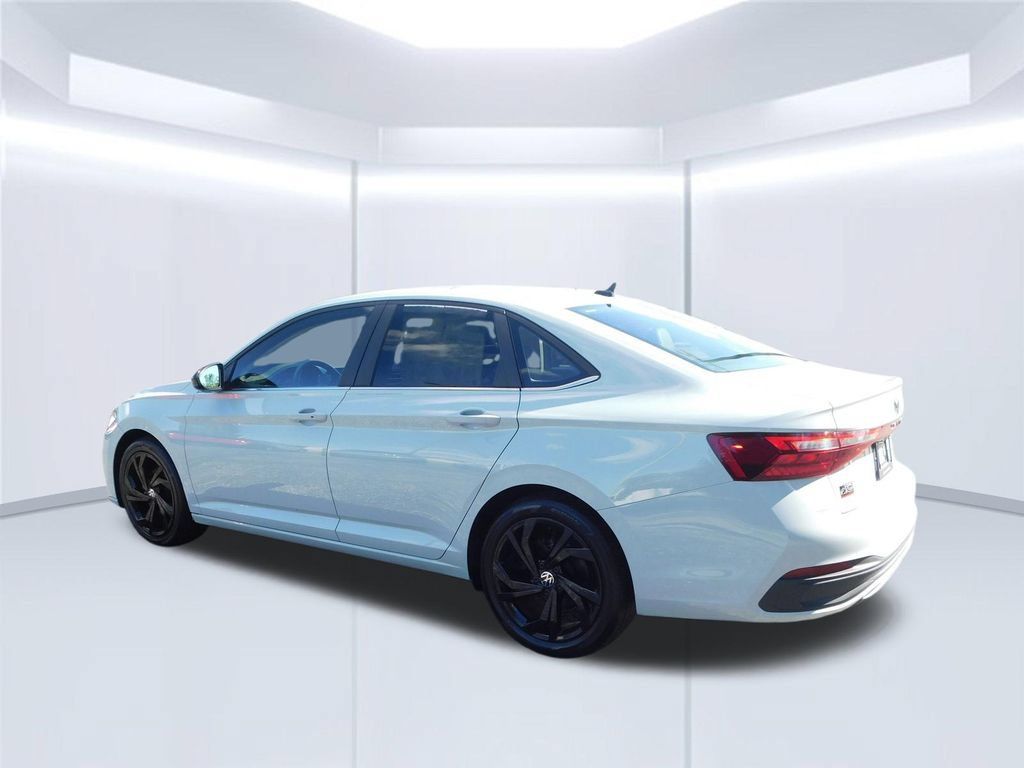 Used 2025 Volkswagen Jetta SE FWD image 5