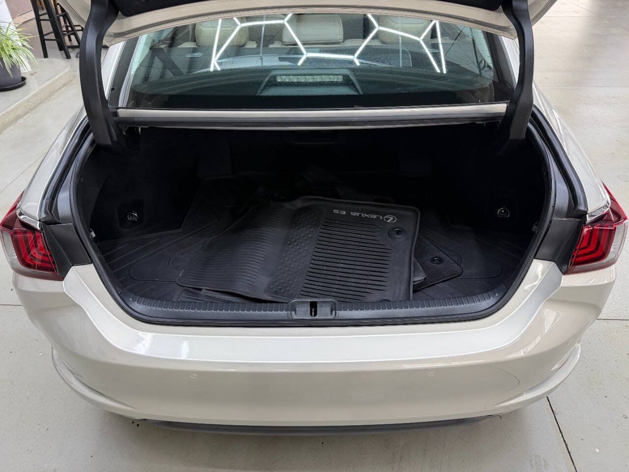 Used 2019 Lexus ES 350 w/ Accessory Package 2 FWD image 9