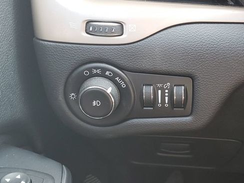 Used 2016 Jeep Cherokee Latitude w/ Safety/Convenience Group FWD image 18
