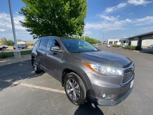Used 2016 Toyota Highlander XLE AWD/4WD image 2