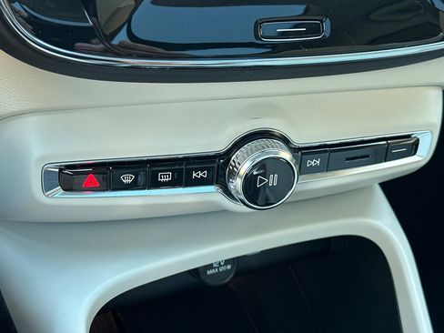 Certified 2023 Volvo XC40 B5 Plus image 26