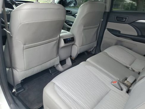 Used 2016 Toyota Highlander Plus FWD image 23