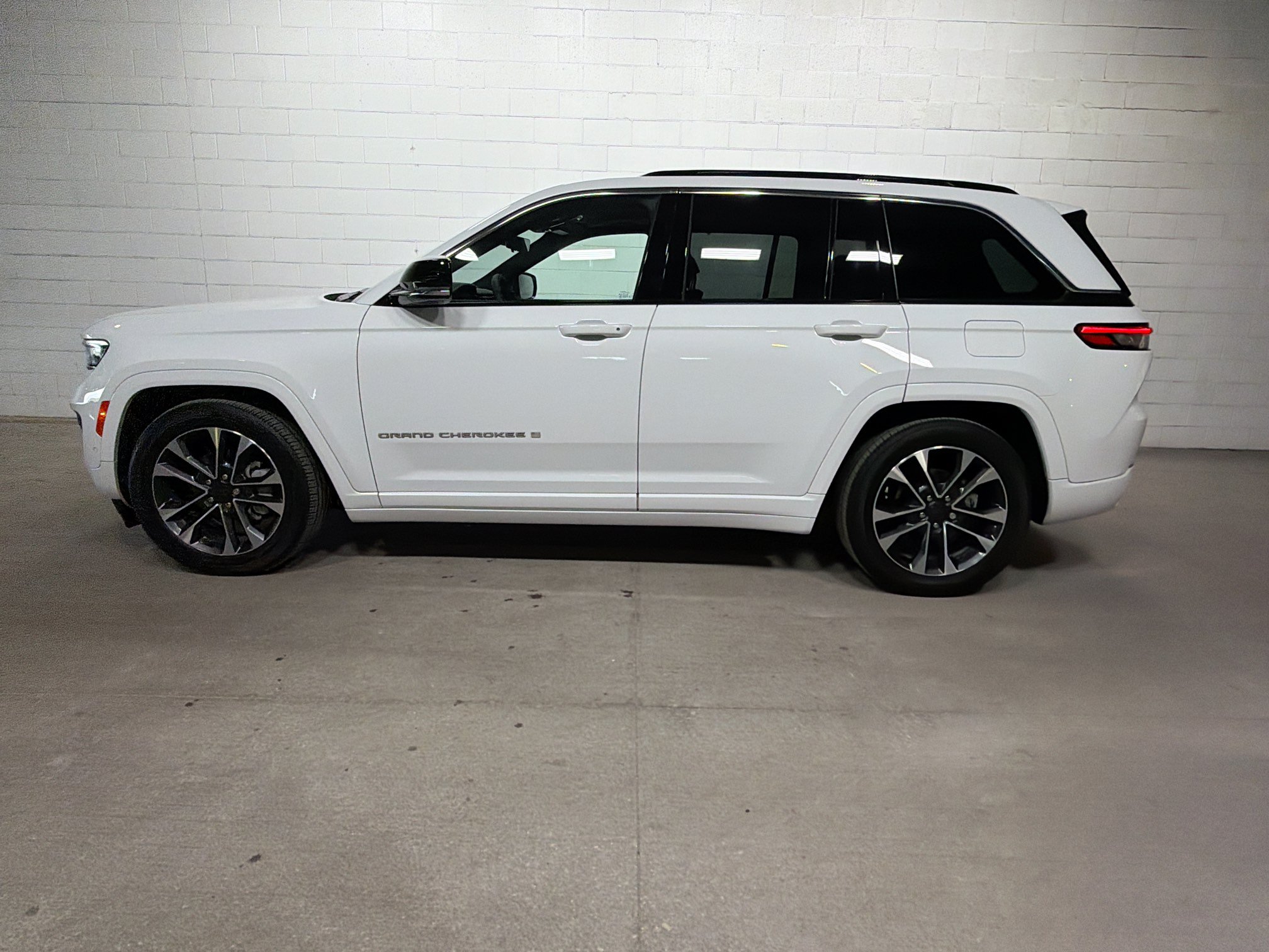 Used 2025 Jeep Grand Cherokee Overland w/ Luxury Tech Group IV AWD/4WD image 2